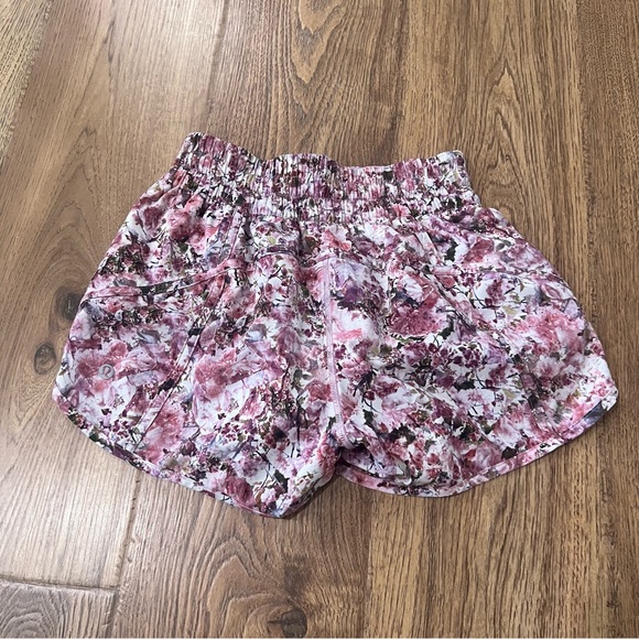 Lululemon Tracker Short V 4" Blossom Spritz Multi - Picture 2 of 6